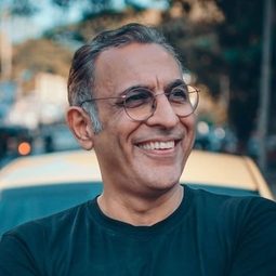 帕旺·喬普拉 - 卡蘭克演員 飾演Dharampal Sami: Roop's father