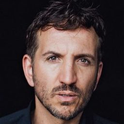 Sebastian Gerold 飾演 Henrik