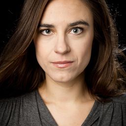 Natali Broods 飾演 The Judge