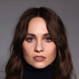 塔彭絲·米德爾頓 - 超感 8 人組：創世界演員 飾演Riley Blue