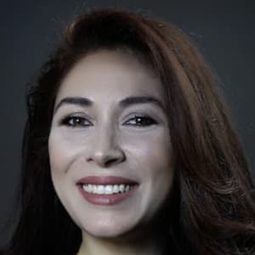 Zeyno Üstünışık 飾演 Selma