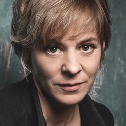 Bernadette Heerwagen 飾演 Laura Kuper