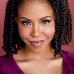 KJ Smith 飾演 Naomi (as Khaneshia 'KJ' Smith)