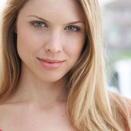 Erica Eynon 飾演 JoAnn Holmes