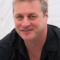 Scott Mann - 月黑高飛演員 飾演Glenn Quentin