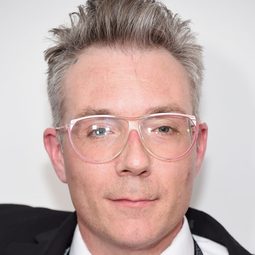 Zefrey Throwell 飾演 Community Service Leader