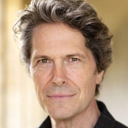 Neil Roberts 飾演 Lt. Philip Lamb