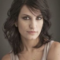 古塔·魯伊茲 飾演 Hannah