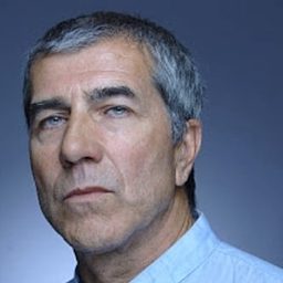 Luis Hostalot 飾演 Abogado