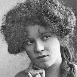 Helen Wright 飾演 Mabel McGuire