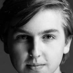 Oscar Dietz 飾演 Antboy / Pelle Nøhrman