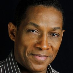 卡麥隆·阿奈特 飾演 Peter Salem