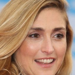 茱莉·嘉葉 - 囚犯演員 飾演Maître Nadège Rutter