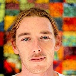 Jake Hayes 飾演 