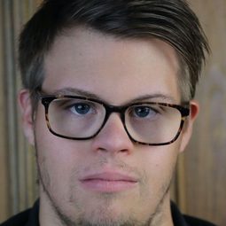 賽門·魯普 飾演 Paule