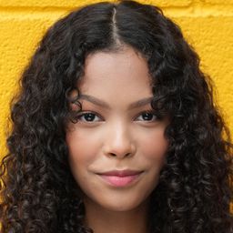 佳莉歌韻 飾演 Abra Stone