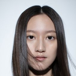 Leia Yen 飾演 