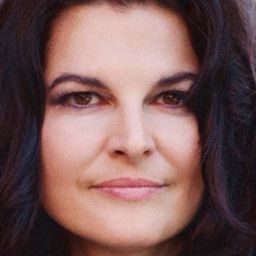 Isabelle Champeau 飾演 Flight attendant