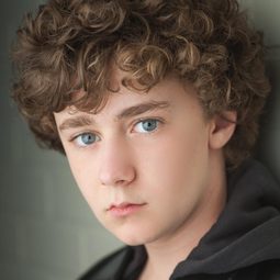 Luke Roessler 飾演 Milo