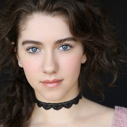 Alisa Vilena 飾演 Young Emily