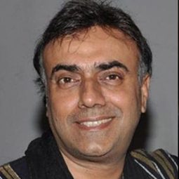 拉吉特·卡普爾 - 痛擊演員 飾演Dr. Jayant Verma