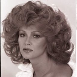 Sacha Darwin 飾演 Attrice