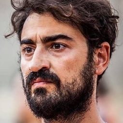 Panagos Ioakeim 飾演 Thanasis