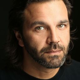 Juan Martín Gravina 飾演 Victoriano