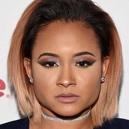 Rhyon Nicole Brown 飾演 Alice