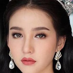 Yoshi Rinrada Thurapan 飾演 Nualpong