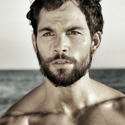 Brice Martinet 飾演 Scott