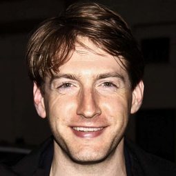 法蘭·克南茲 - 叢林之地演員 飾演Buck