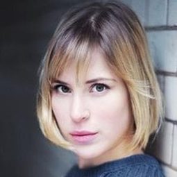 Eleanor Wyld 飾演 Receptionist 1