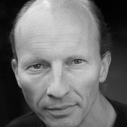 麥可珍 飾演 Gideon