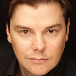 Gabriel Andrews - 陽光兔仔兵演員 飾演Herr Klum