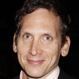 Stephen Kunken 飾演 Baumen