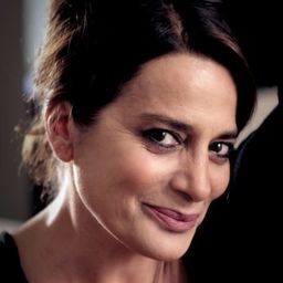 Rosa Pianeta 飾演 La cassiera