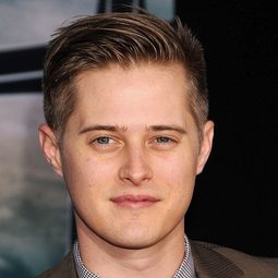 盧卡斯·格拉貝爾 飾演 Ryan Evans