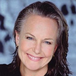 Anne E. Curry 飾演 Janet