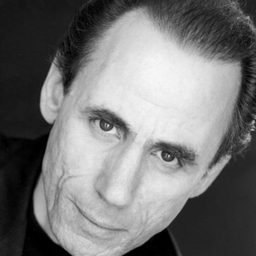 Steven J. Oliver 飾演 Ruben