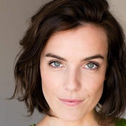 卡赫兒·威耶斯 飾演 Catherine Duval