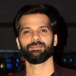 尼爾·布魯帕蘭 飾演 Shehzada Akbar
