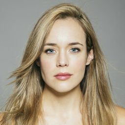 露西亞·葛瑞多 - 萬惡錢財演員 飾演Christina