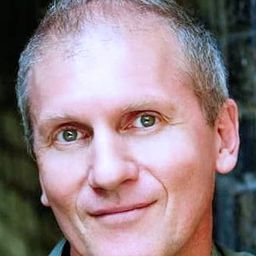 Nicholas Cassim 飾演 The Bum