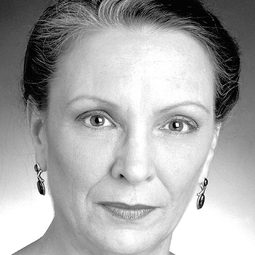 Peg Allen 飾演 Housekeeper 1