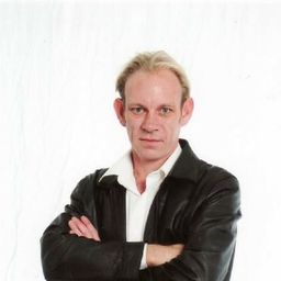 Simon Lockwood 飾演 Leroy