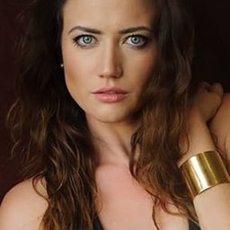 Katie Eichler 飾演 Holly