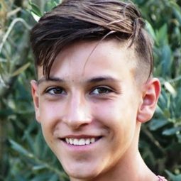 泰伊洛·阿伊札斯 飾演 Bastien