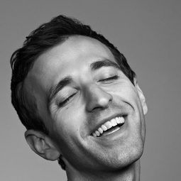 安東尼•羅斯•科斯坦佐 - 她來到我身邊演員 飾演Countertenor at Fundraiser