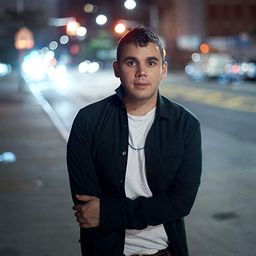 Rostam Batmanglij - Cicak-Man演員 飾演Radio DJ